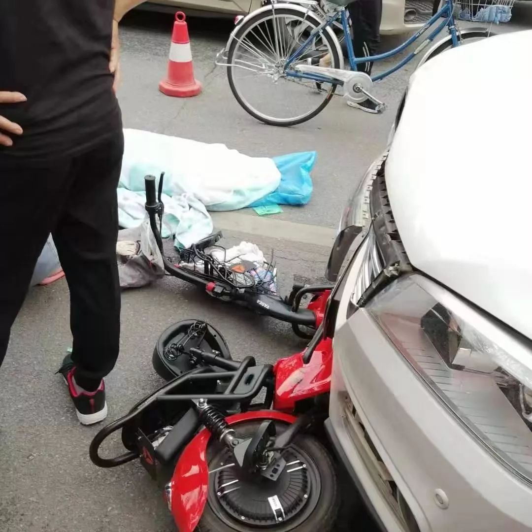 包含河北4少年同骑1电瓶车被撞身亡的词条