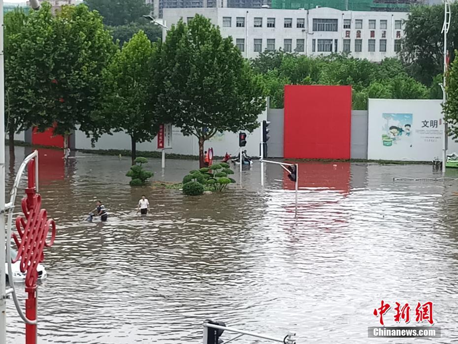 郑州道路积水正退去(道路积水严重哪个部门管)